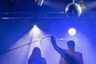Online-Opernuraufführung: Auf der Suche nach normalem Leben - Hannah (Marlen Bieber) und Paul (Felix Rohleder) sehen sich nach dem Clubleben zurück, das sie in einer Art Traum erleben. 