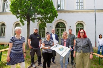 Online-Stadtplan informiert über Angebote für Kinder und Jugendliche - Seit 2019 haben Akteure der Plauener Jugendarbeit mit den Kids und der Verwaltung geackert. Nun wurde eine mobile Website symbolisch vorm Kinder- und Jugendhaus esef freigeschaltet.