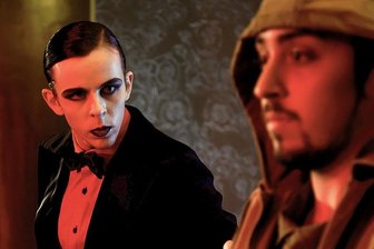 Online-Tanzfilm des Theater Plauen-Zwickau: Immer dem Teufel nach? - Personifizierte Verführung: Der Teufel (getanzt von Julian Greene, links) hat es auf den Soldaten (Lorenzo Colella) abgesehen.