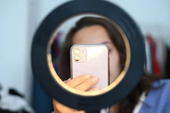 Onlineshopping bei Jugendlichen: Gekauft wird, was Influencer empfehlen - Bereit für den nächsten Tiktok-Dreh.