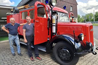 Opel-Blitz-Comeback: Niederwiesa feiert Feuerwehrfest mit restauriertem Oldtimer - Steffen Göhlert und Sven Schönert (v. l.) gehörten zum Opel-Blitz-Team der Feuerwehr Niederwiesa.