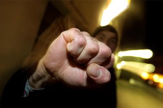 Opel-Fahrer bremst 44-Jährigen aus, schon fliegen die Fäuste - Erst flogen in Dresden am Dienstag Worte, dann die Fäuste. (Symbolbild)