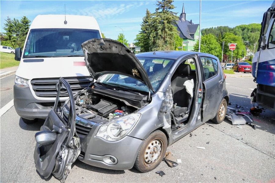 Opel-Fahrer in Schwarzenberg schwer verletzt - Bei dem Unfall wurde der Fahrer schwer verletzt. Die Einsatzkräfte der Feuerwehr mussten die Tür entfernen. 