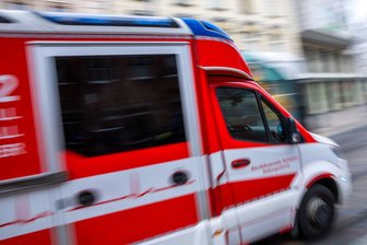 Opel-Fahrer prallt bei Bergen gegen zwei Bäume und verletzt sich schwer - Das Unfallopfer kam mit einem Rettungswagen in ein Krankenhaus.