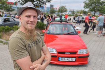 Opel-Fans in Chemnitz: Hunderte bei erstem großen Treffen seit Jahren - Holte Opel-Fans aus mehreren Bundesländern nach Chemnitz: Toni Zillmann, hier mit seinem Kadett Cabrio (Baujahr 1986). Er hofft, dass dem Treffen weitere folgen werden. „Das Chemnitz-Center hat uns super unterstützt.“