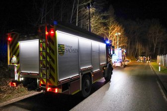 Opel gerät auf Gegenfahrbahn: 10.000 Euro Schaden bei Unfall in Bad Schlema - Die Grubenstraße in Bad Schlema ist am Dienstagabend infolge eines Unfalls gesperrt worden.