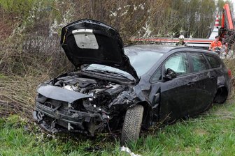Opel kommt von Autobahn ab - drei Verletzte -