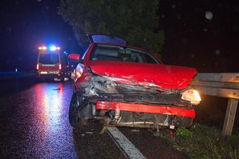 Opel kracht auf B 173 in Leitplanke -