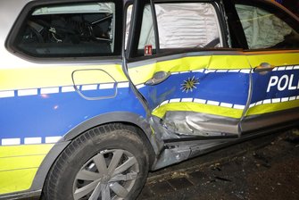 Opel kracht in Streifenwagen - Polizei sucht Zeugen - 