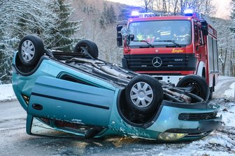 Opel landet auf dem Dach -
