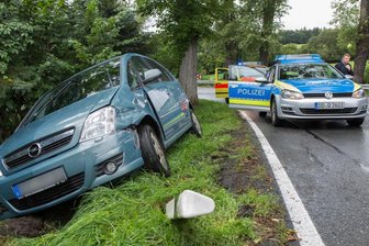 Opel landet im Graben -