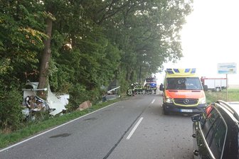 Opel prallt gegen Baum -