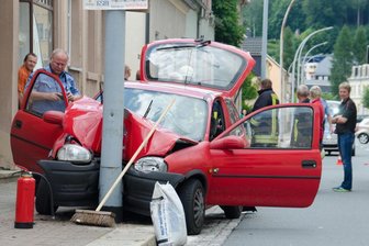 Opel prallt gegen Mast -
