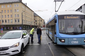 Opel stößt mit Straßenbahn zusammen -