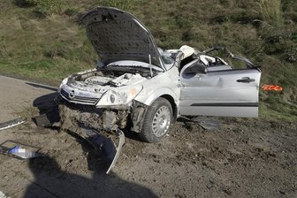 Opel überschlägt sich auf A 72: Fahrerin verletzt -