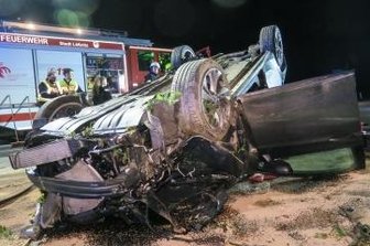 Opel überschlägt sich auf Bundesstraße - Der Opel blieb nach dem Unfall auf dem Dach liegen. 