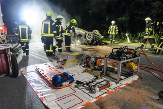 Opel überschlägt sich - Fahrer muss ins Krankenhaus - 