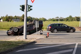 Opel überschlägt sich nach Kreuzungscrash in Chemnitz - Der Opel blieb auf dem Dach liegen. Beide Autofahrer wurden leicht verletzt.