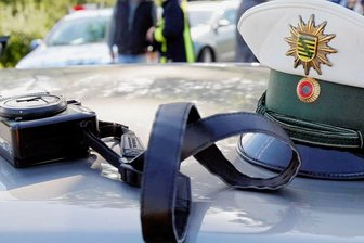 Opel überschlägt sich und kommt erst in Bachlauf zum stehen - Zu einem Unfall, bei dem die Fahrt eines Opel im Bach endete, musste die Polizei ausrücken.