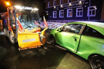 Opel und Winterdienstfahrzeug prallen zusammen: Zwei Verletzte in Beierfeld -