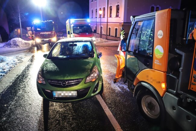 Opel und Winterdienstfahrzeug prallen zusammen: Zwei Verletzte in Beierfeld - 
