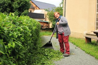 Open Air am Vogtlandmeer: Das erwartet Besucher des Sommerevents - Claudia Hartenstein spielt eigentlich Orgel. Manchmal schwingt sie auch den Laubbesen.