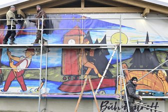 Open-Air-Bühne im Vogtland jetzt farbenfroh verhüllt - 