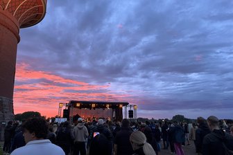Open-Air-Festival: Mittweida feiert 10 Jahre „House on the Hill“ - „House on the Hill“-Festival in Mittweida: Auf der Bühne spielt die Band Pinkpool.