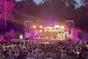 Open-Air-Festivals plus Freiluft-Kino: Was Kirchbergs Freilichtbühne im August zu bieten hat - Die „Wald Classics", ein Open-Air-Konzert der Vogtlandphilharmonie (Foto), beleben die Freilichtbühne Kirchberg ebenso wie das Freilichtkino der Freien Wähler zum Borbergfest. Auch der Alte Gasometer und der Jugendklub Kirchberg sorgen diesen Sommer wieder für Programm.