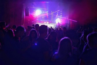 Open-Air im Erzgebirge: Tanzen an den Orgelpfeifen trotz Ausfall von Festival - 2019 fand das Vollmondkamp zuletzt statt. Auch in diesem Jahr wird es nicht in gewohnter Form über die Bühne gehen. Der Veranstalter lädt dennoch wieder zum Tanz unter freiem Himmel an den Orgelpfeifen ein. 