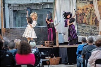 Open air in Freiberg: Die sechs Geheimnisse der „Dame Kobold“ vom Schlosshof - Zur Premiere von „Dame Kobold" am Samstag bei den Freiberger Sommernächten strömten rund 170 Besucherinnen und Besucher in den Schlosshof. Im Bild das faszinierende Darstellerinnen-Trio: Natalie Heiß als Zofe Isabel (l.), Rosmery Rojas als Donna Angela und Tonja Arina Gold als Cousine Beatriz.