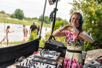 Open Air in Rossau: Sturm vermiest die Party, aber nicht die Stimmung - Amar Durga aus Tschechien legte beim Wake Beach Open Air in Rossau an der Surfbar-Stage auf.