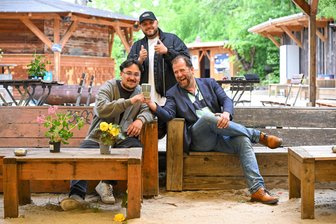 Open-Air-Karaoke in der Chemnitzer Spinnerei: Betreutes Singen der Superlative mit DJ Hansen - Dany Weber, sein Bruder Tomy Weber und Hans Neuber alias DJ Hansen (v. l.) freuen sich schon auf die Open-Air-Karaoke am 20. Juni in der Spinnerei.