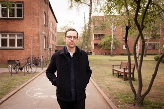 Open-Air-Lesung in Freiberg: Warum man sich keinen Staubsaugerroboter anschaffen sollte - Autor Paul Bokowski ist am Montag in Freiberg zu Gast.