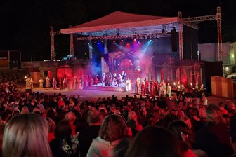 Open-Air-Musical „Der Medicus“ sorgt für Besucherrekord: Über 12.000 Zuschauer beim Sommer-Hit in Plauen und Zwickau - Die drei Aufführungen auf der Freilichtbühne Zwickau besuchten im Schnitt 1432 Zuschauer.