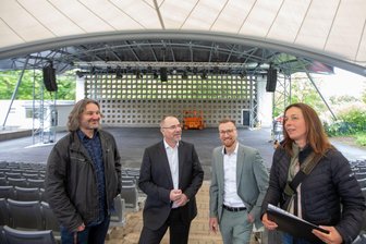 Open-Air-Saison kann starten: Plauener Parktheater jetzt mit neuer Bühnenüberdachung - Freuen sich auf die Saison: Ronny Bley, Steffen Zenner, Tobias Kämpf und Jana Eichler (von links).