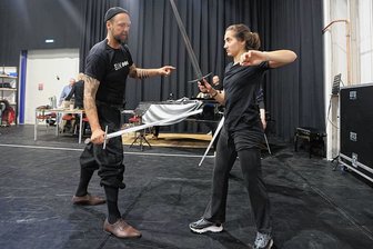 Open-Air-Spektakel in Zwickau: Schwertkampfmeister probt mit Darstellern für "Artus - Excalibur" - Kampfchoreograf Rainer Wolke erklärt Tänzerin Alessia Vinotto auf der Probenbühne im Gewandhaus Zwickau den richtigen Umgang mit dem Schwert.