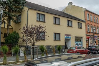 Open Air und ohne Kellner: In Rodewisch entsteht ein grünes Speisezimmer - Das Wohn- und Geschäftshaus „Holland-Blumen“-Shop in der Auerbacher Straße 5 wird abgerissen. Auf der Fläche entsteht ein „grünes Speisezimmer“. Dort kann jeder einen Imbiss einnehmen - gastronomische Bedienung gibt es nicht.