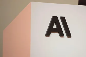 OpenAI-Rivale Anthropic will an die Börse - Der OpenAI-Konkurrent Anthropic wurde zuletzt bei einer Finanzierungsrunde mit insgesamt 900 Milliarden Dollar bewertet. (Archivbild)