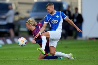 Openda trifft nach 44 Sekunden: RB Leipzig siegt in Darmstadt - Darmstadts Fabian Nürnberger (r) und Leipzigs Emil Forsberg kämpfen um den Ball.