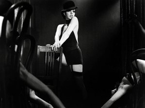 Seit die Verfilmung des Musicals "Cabaret" von von Jay Presson Allen und Bob Fosse mit Liza Minnelli in der Hauptrolle 1972 optisch Maßstäbe setzte, kommt keine Bühneninszenierung des Stoffes mehr an der damals etablierten Ästhetik vorbei. Man darf gespannt sein, wie sich Erik Petersen in der Chemnitzer Inszenierung, mit der die regionale Musiktheatersaison in einem Monat startet, die Varietésängerin Sally vorstellt.  Foto: Imago