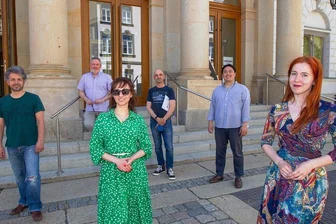 Operette "Paganini" eröffnet Open-Air-Saison im Parktheater - Die Theaterleute freuen sich auf die Open-Air-Saison im Parktheater: Sänger Marcus Sandmann, Sänger Frank Blees, Sängerin Nataliia Ulasevych, Musikdirektor Jürgen Pöckel, Sänger Wonjong Lee und Sängerin Malgorzata Pawlowska (von links).