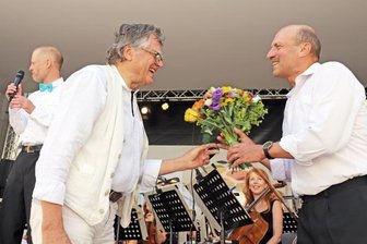 Operetten verzaubern den Schlosshof - Solopauker Gyula Haidú (r.) wurde von Professor Arnold Beck, dem Vorsitzenden des Fördervereins des Mittelsächsischen Theaters, verabschiedet.