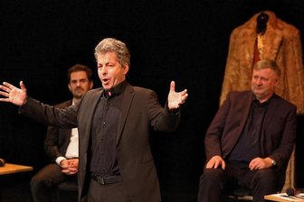 Operettenabend beendet einjährigen Reifeprozess - Marcus Sandmann mimt den Sänger mit nur drei Tönen. Zur Matinee gab er schon mal einen Vorgeschmack auf seinen Part. Im Hintergrund hören ihm Generalintendant Roland May (rechts) und Tenor André Gass zu.