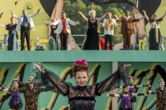 Operettenpremiere vor Seekulisse: Tanzen und Rangeln mit Abstand - Tonie Haugland singt neben Leonora Weiß-del Rio in der "Csárdásfürstin" die Titelpartie der Sylva Varescu. 