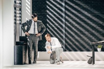 Opern-Premiere in Chemnitz: "Wozzeck" ist großartig! - Michael Pflumm als Hauptmann und Thomas Essl als Wozzeck.