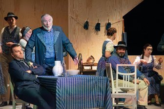 Opernaufführung in tschechischer Sprache begeistert Publikum in Bad Elster - Eine tschechische Volksoper Oper, die man nicht alle Tage erlebt. Der Kuss - „Hubička“ von Komponist Bedřich Smetana wurde im König-Albert-Theater in Bad Elster vom J.K. Tyl-Theater Pilsen aufgeführt.