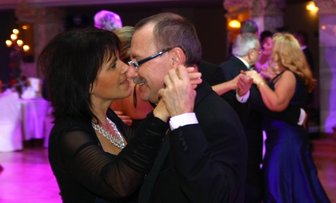 Opernballgäste tanzen mit Ausdauer - 
              <p class="artikelinhalt">Oberbürgermeisterin Pia Findeiß tanzte im eleganten dunklen Ballkleid.</p>
            