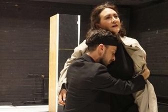 Opernpremiere mit einem Abschied - Sängerin Leonora Weiß-del Rio und Tänzer Lorenzo Malisan bei einer Probe zum Operneinakter "Die menschliche Stimme" in Freiberg.