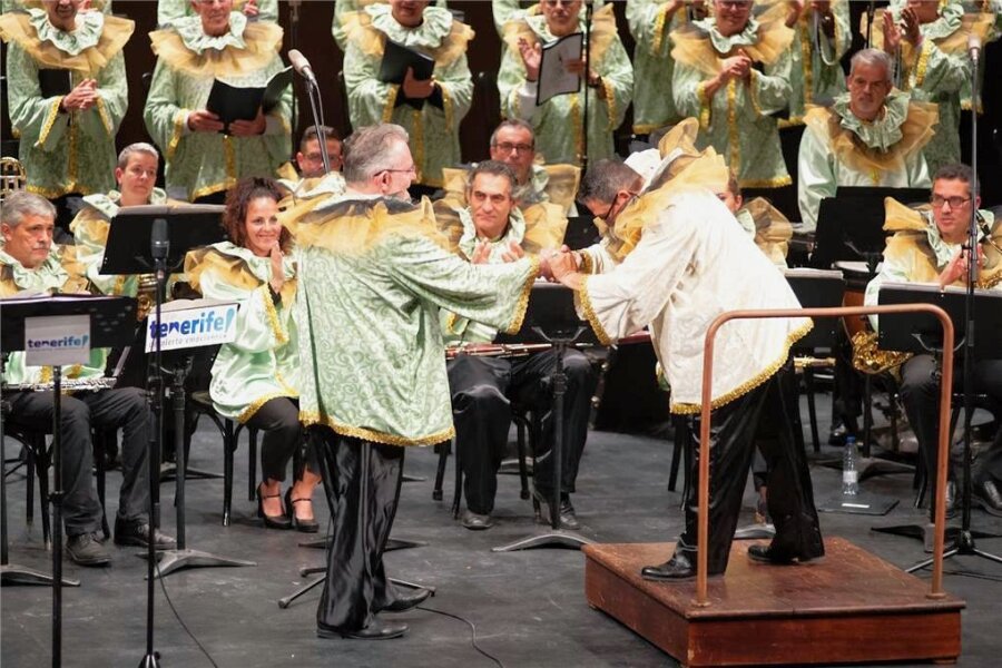 Opernsänger Frank Blees vom Mittelsächsischen Theater in Freiberg bei Konzerten auf Teneriffa dabei - Nach Frank Blees` Solostücken bedankt sich Dirigent Juan Antonio Domínguez Martín mit einer Verneigung. 